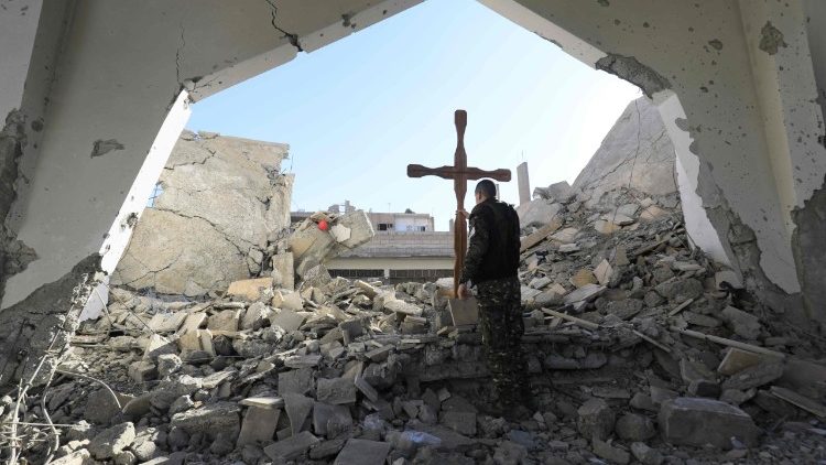 La distruzione di una chiesa a Raqqa