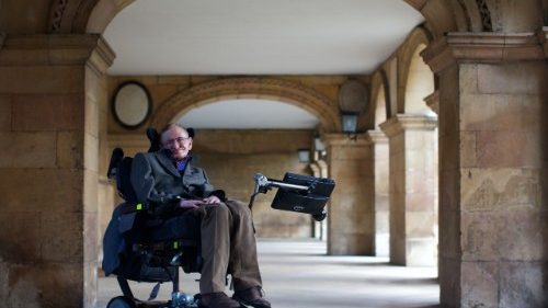 Mons. Trafny: Hawking stimolò dialogo con teologi