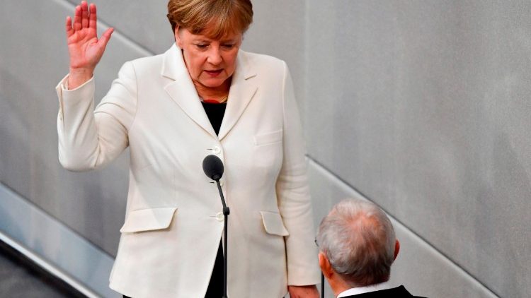 Angela Merkel bei ihrer Vereidigung als Bundeskanzlerin der Bundesrepublik Deutschland