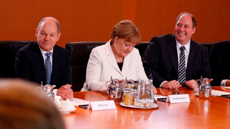 Angela Merkel accompagnée du vice-chancelier  et du ministre des finances, le 14 mars 2018.