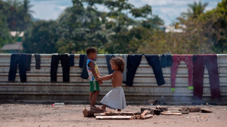 Bambini in fuga al confine tra Venezuela e Brasile