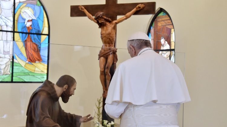 Papež Frančišek med obiskom Pietrelcine in San Giovanni Rotonda 17. marca 2018.