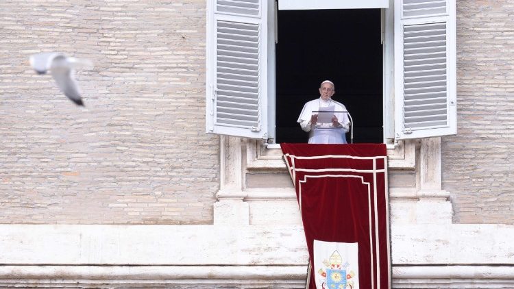 Le Pape, récitant la prière de l'Angélus depuis les fenêtres du Palais apostolique