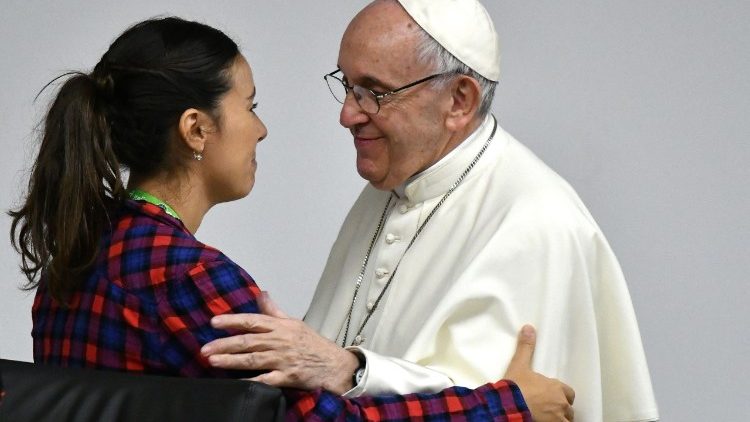 Le Pape saluant une participante à la réunion pré-synodale, le 19 mars 2018.