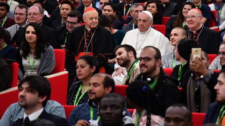 Le Pape François siège avec les jeunes durant la réunion pré-synodale au collège pontifical Mater Ecclesiae de Rome, le 19 mars 2018.