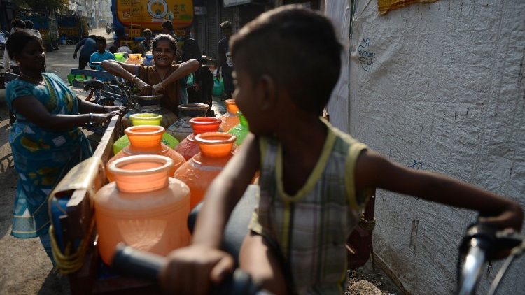 Kinder mit Wasserkanistern in Indien