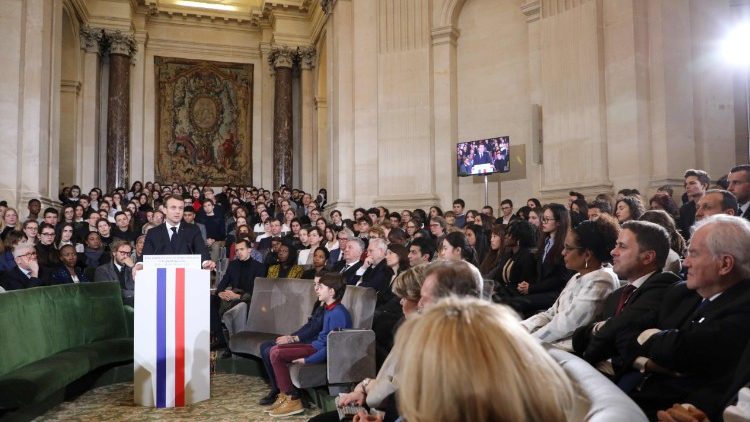 Sous la coupole de l'Académie française, Emmanuel Macron a présenté un plan pour la francophonie devant les Immortels et 300 jeunes, le 20 mars 2018.