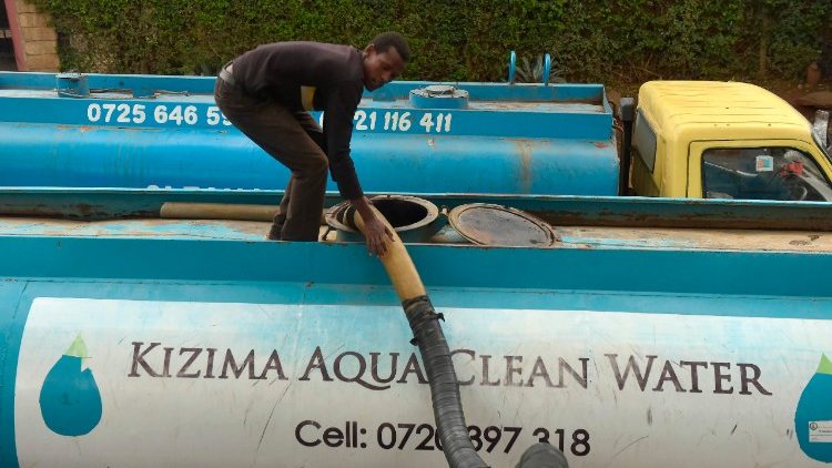 Lastwagen mit sauberem Trinkwasser in Kenia