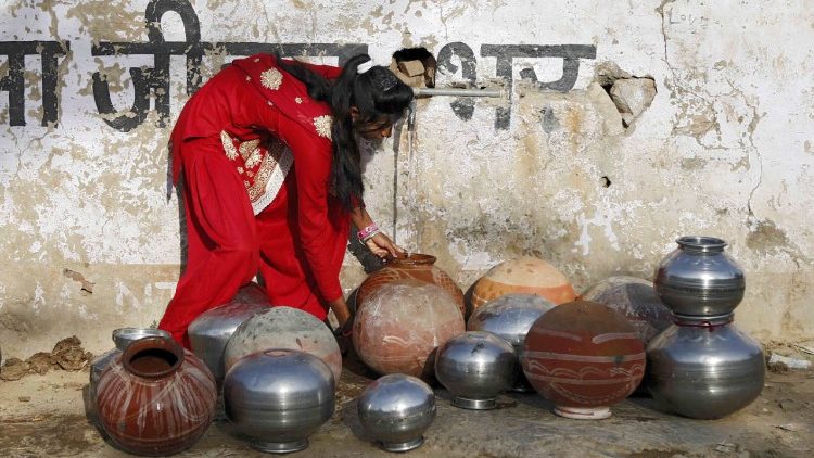 Une jeune indienne stocke de l'eau potable dans le village d'Ajmer dans l'État du Rajasthan en Inde, le 21 mars 2018. 