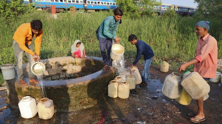 En Inde, les habitants d'un bidonville puisent de l'eau - région de Bhopal, mars 2018