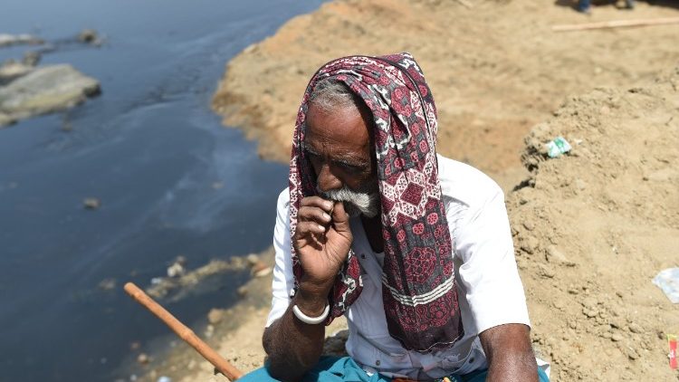 Un paysan indien au bord d'un canal dans un village situé près d'Ahmedabad.