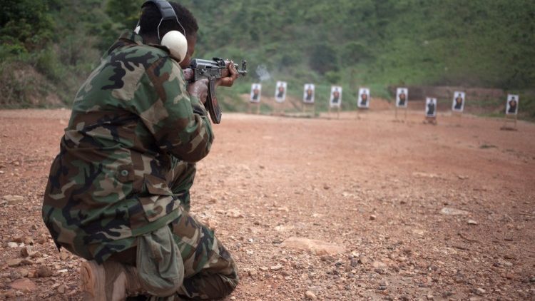 Es ist nur Training: ein Soldat übt schießen in der Zentralafrikanischen Republik