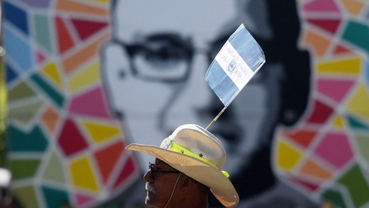 Ein Mann nimmt an dem Erinnerungsmarsch für Erzbischof Oscar Romero teil