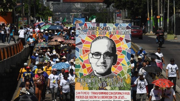 Hunderte Gläubige in El Salvador marschieren am 24. März zum Gedenken des Todestags von Erzbischof Oscar Arnulfo Romero. Sie fordern das Ende der Straffreiheit fuer dessen Ermordung durch rechte Militärs. 