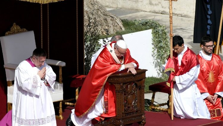 Franciszek modli się za ofiary zamachu we Francji 