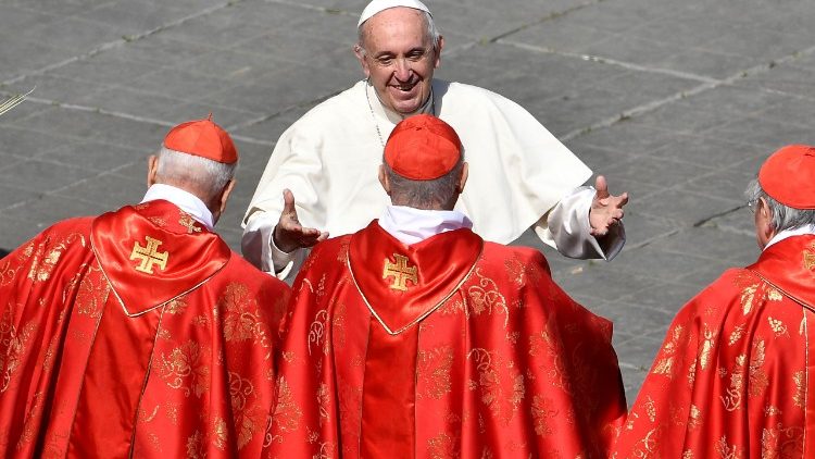 Papież Franciszek pozdrawia kardynałów