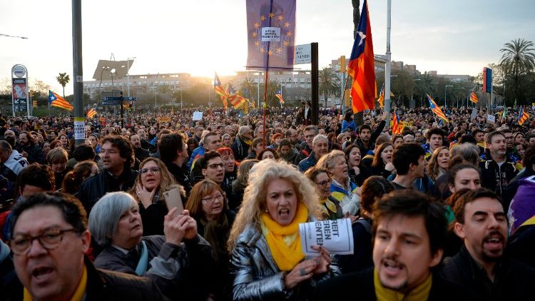 Manifestazione dei catalani davanti al Consolato tedesco a Barcellona