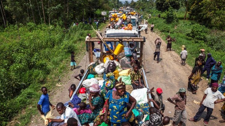 Un convoi de Congolais fuyant Kiwanja, au Nord-Kivu, où les enlèvements, viols et exécutions sont devenus courants, le 13 juillet 2016.