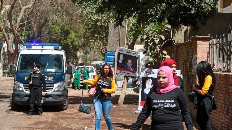 Vor einem Wahllokal in Zamalek, Kairo