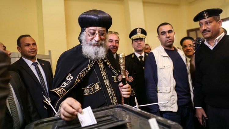Le Pape copte Tawadros II votant lors de l'élection présidentielle égyptienne, le 26 mars 2018.