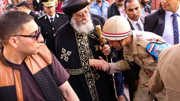 Patriarcha prawosławnych Koptów Tawadros II przybywa do punktu wyborczego