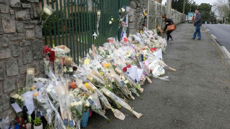 Flores e mensagens no local do atentado, em Carcassonne