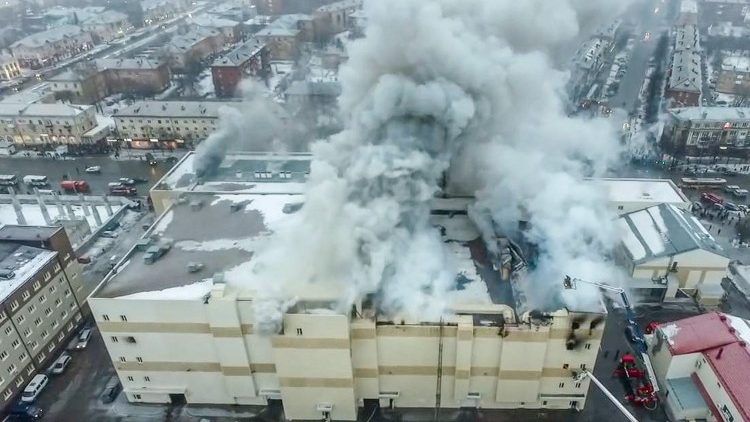 Pożar w centrum handlowym w Kemerowie na Syberii