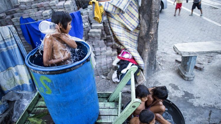 Деца се къпят на улица в Манила