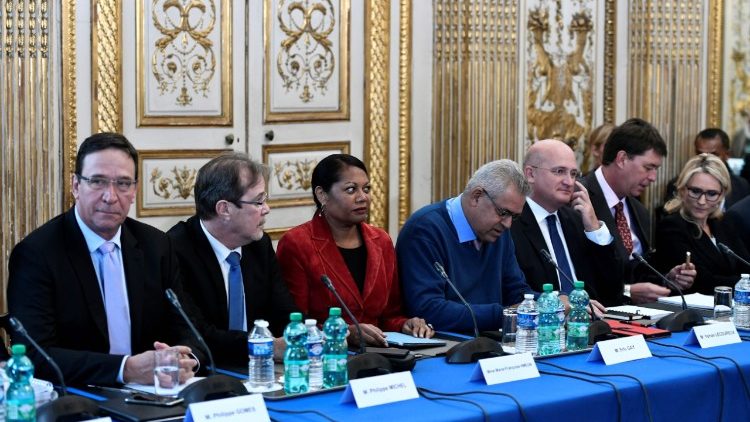 À Matignon, Édouard Philippe a réuni les différents représentants politiques de Nouvelle-Calédonie, le 27 mars 2018 à Paris.