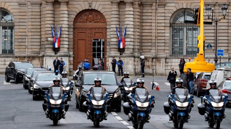 La garde républicaine escortant le convoi funèbre d'Arnaud Beltrame à Paris.