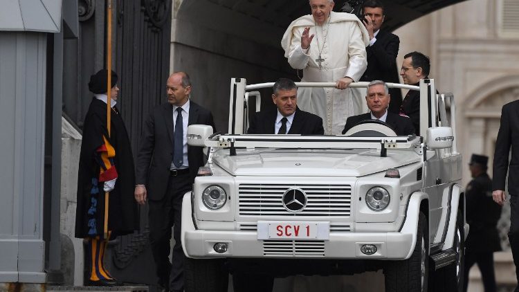 Papież wyjeżdżający na audiencję ogólną