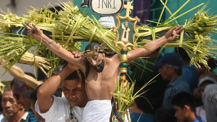 La procession «Los Cristos» à Izalco à l'ouest de la capitale San Salvador à l'occasion du Jeudi Saint, le 29 mars 2018. 