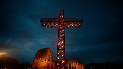 En el Vía Crucis del Coliseo, los nuevos crucificados de hoy