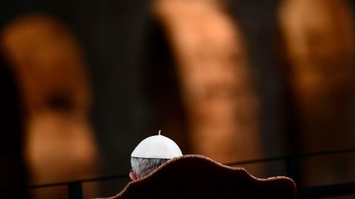 El Papa Francisco presidió el Via Crucis en el Coliseo de Roma