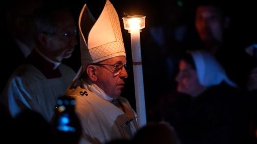 Veglia pasquale, il Papa: il Risorto sostiene la nostra speranza