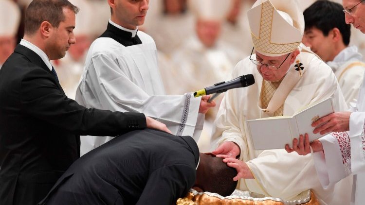 Папа ўдзяляе сакрамэнт хросту. Ілюстратыўнае фота