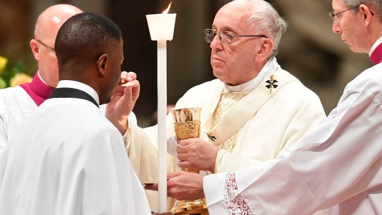 Le Pape François baptisant un Nigérian lors d ela veillée pascale dans la basilique Saint-Pierre. 