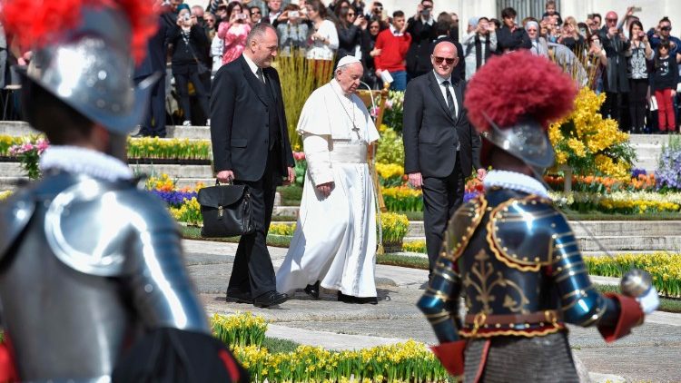 البابا فرنسيس ودومينكو جاني قائد الحرس الفاتيكاني، لوريتو 25 آذار 2019