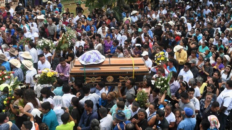 Des centaines de personnes assistent aux funérailles du père Walter Osmin Vásquez, assassiné le 29 mars 2018