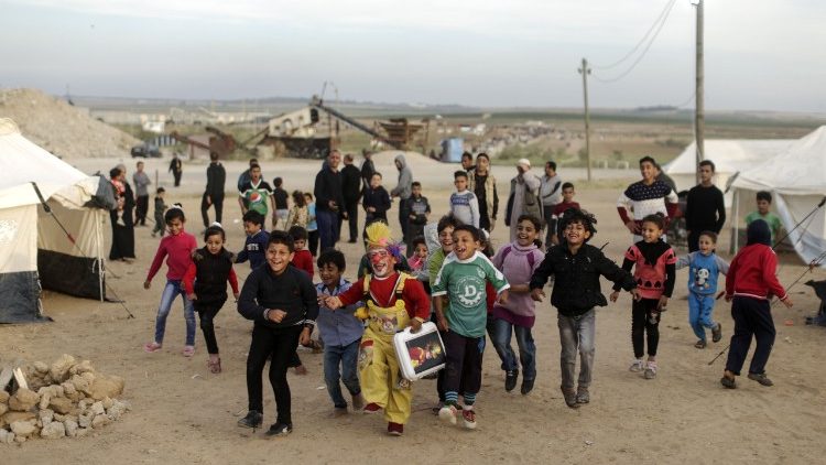 Momento recreativo para crianças palestinas num campo de acolhimento