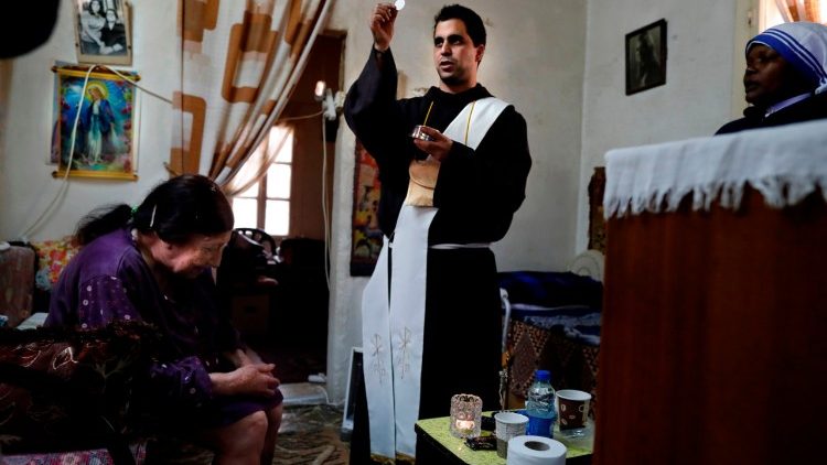 Ein Franziskaner in Jerusalem bei der Krankenkommunion