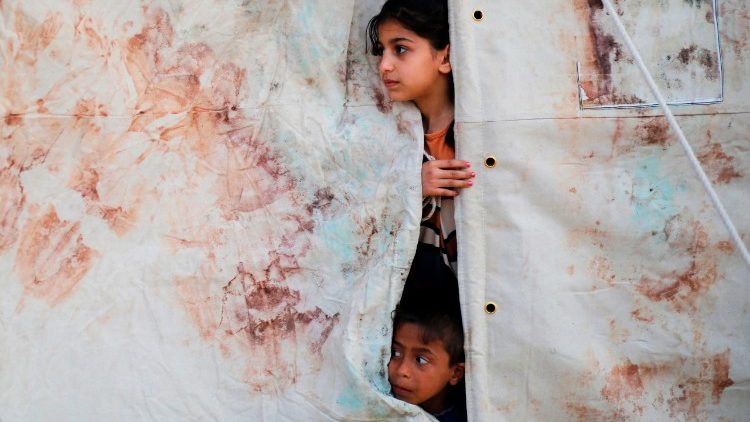Crianças palestinas observam conflitos próximo à fronteira com Israel