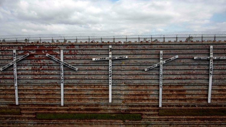 Croci sul muro tra Usa e Messico per ricordare la morte di molti migranti