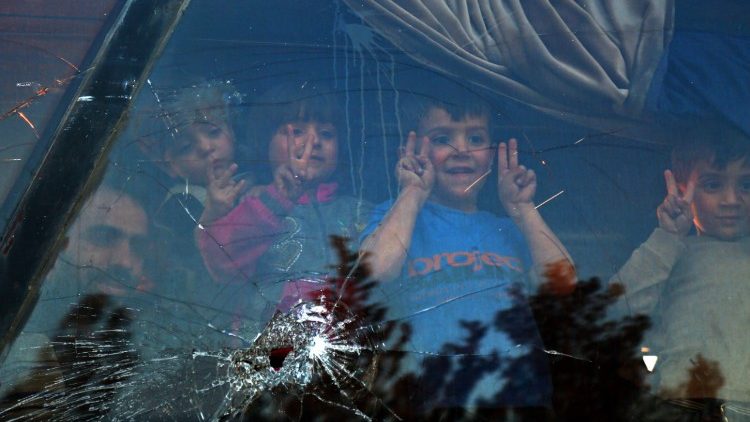 Crianças sírias sendo retiradas de Ghouta