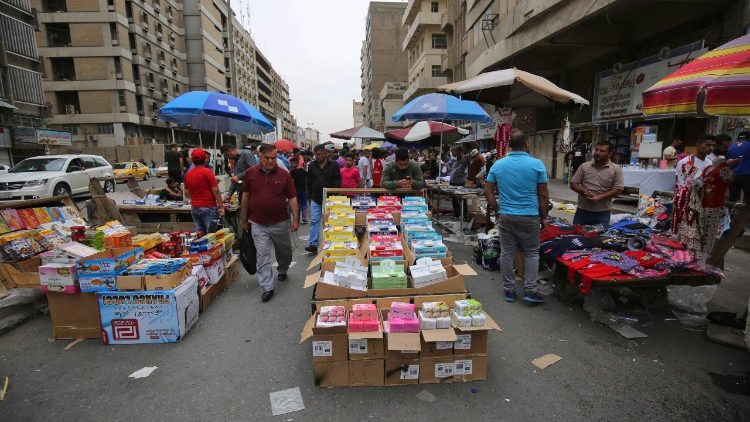 Des vendeurs de rue dans le coeur de Bagdad, la capitale irakienne, le 6 avril 2018. 