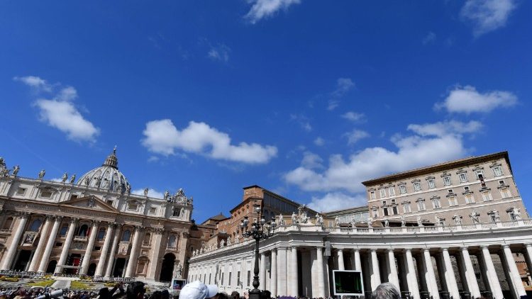 Vatikánske námestie pri poludňajšej modlitbe