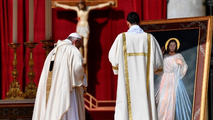Papa Francisco preside a Santa Missa no Domingo da Divina Misericórdia