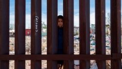 topshot-us-mexico-border-immigration-1523180319158.jpg