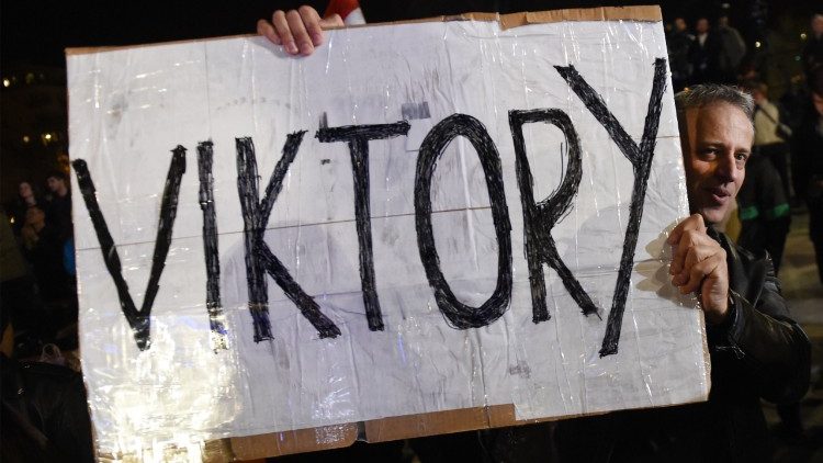 Une affiche d'un militant du Fidesz, parti de Vitkor Orban, lors de sa victoire aux élections législatives du 8 avril 2018.