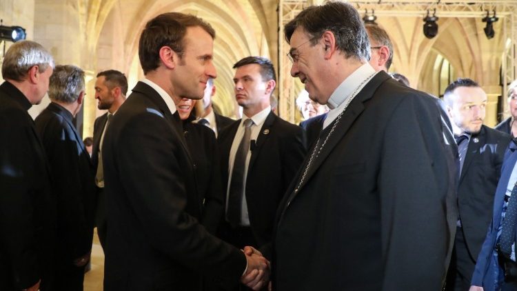 फ्राँस के काथलिक धर्माध्यक्षों के साथ हाथ मिलाते राष्ट्रपति माक्रोन